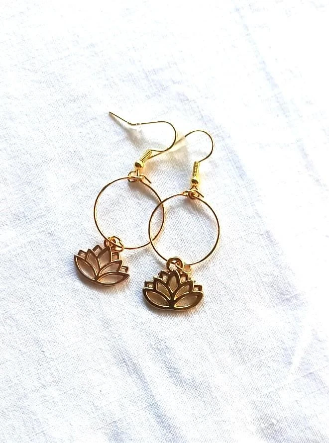 boucles oreilles créoles lotus dorées neuves